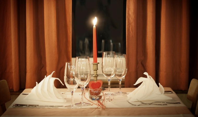 Romantyczna kolacja w restauracji. Czego można oczekiwać?