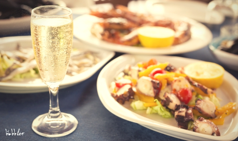 Czy można łączyć zwyczajne jedzenie z wyrafinowanym szampanem?