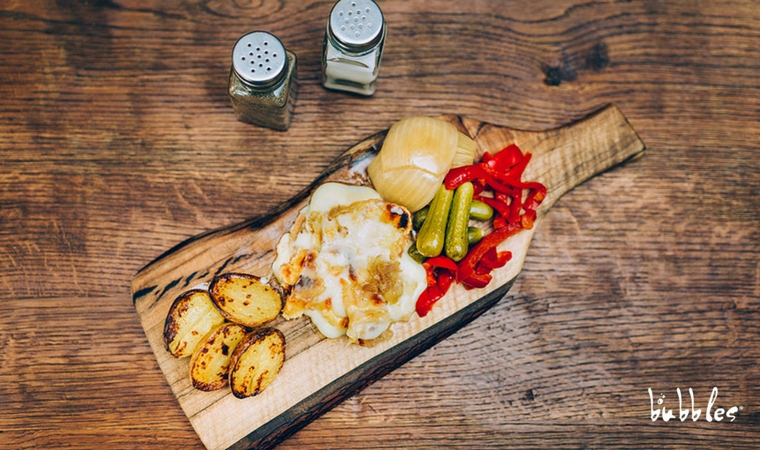 Raclette – prosty sposób na kulinarną zabawę